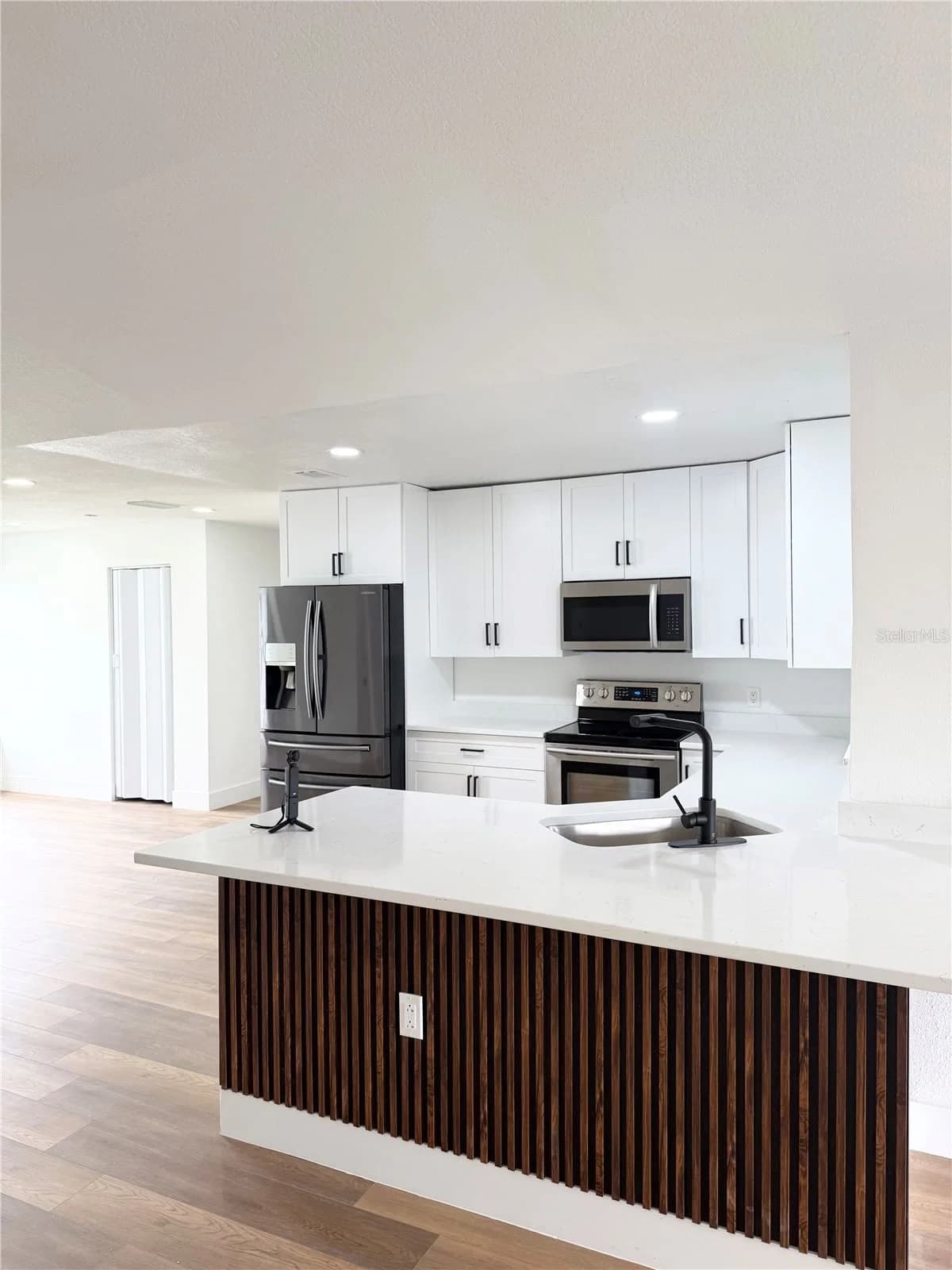 305 CORNWALLIS 3
