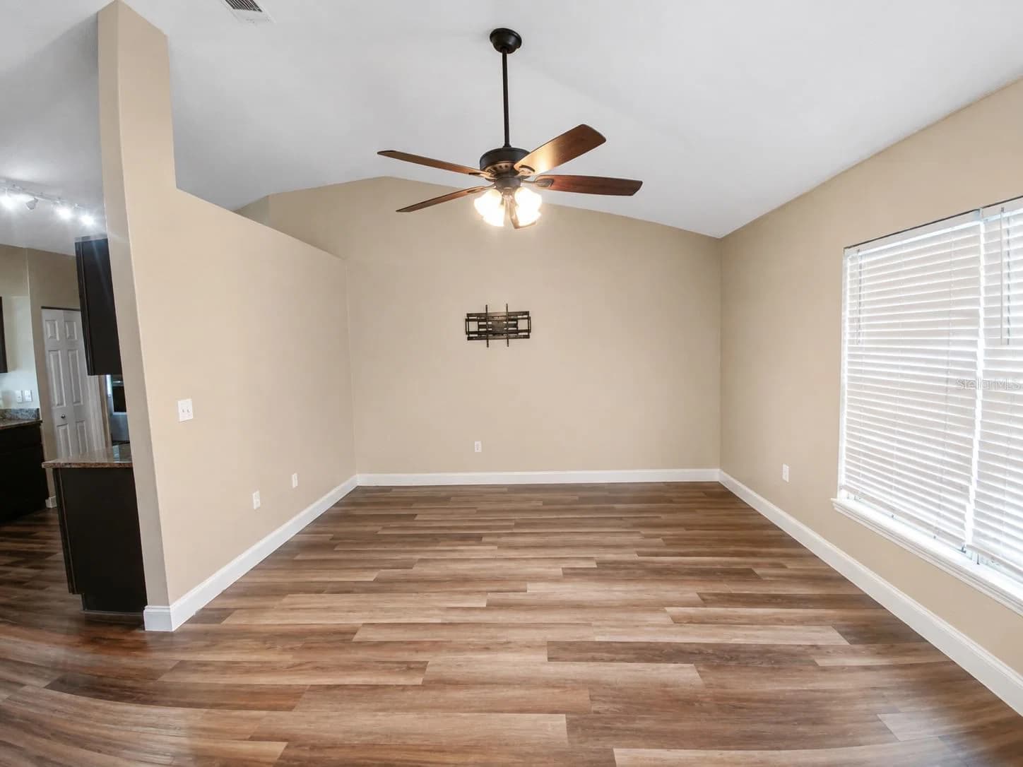 326 COLONADE 3