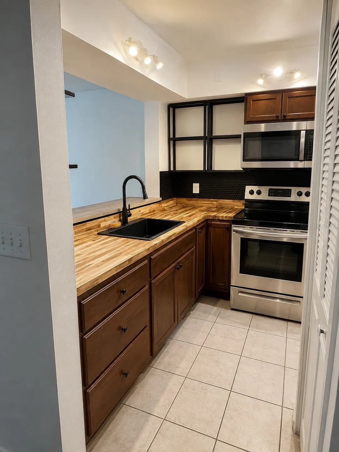 2900 SEMORAN Boulevard #B1, Orlando, FL 32822 2