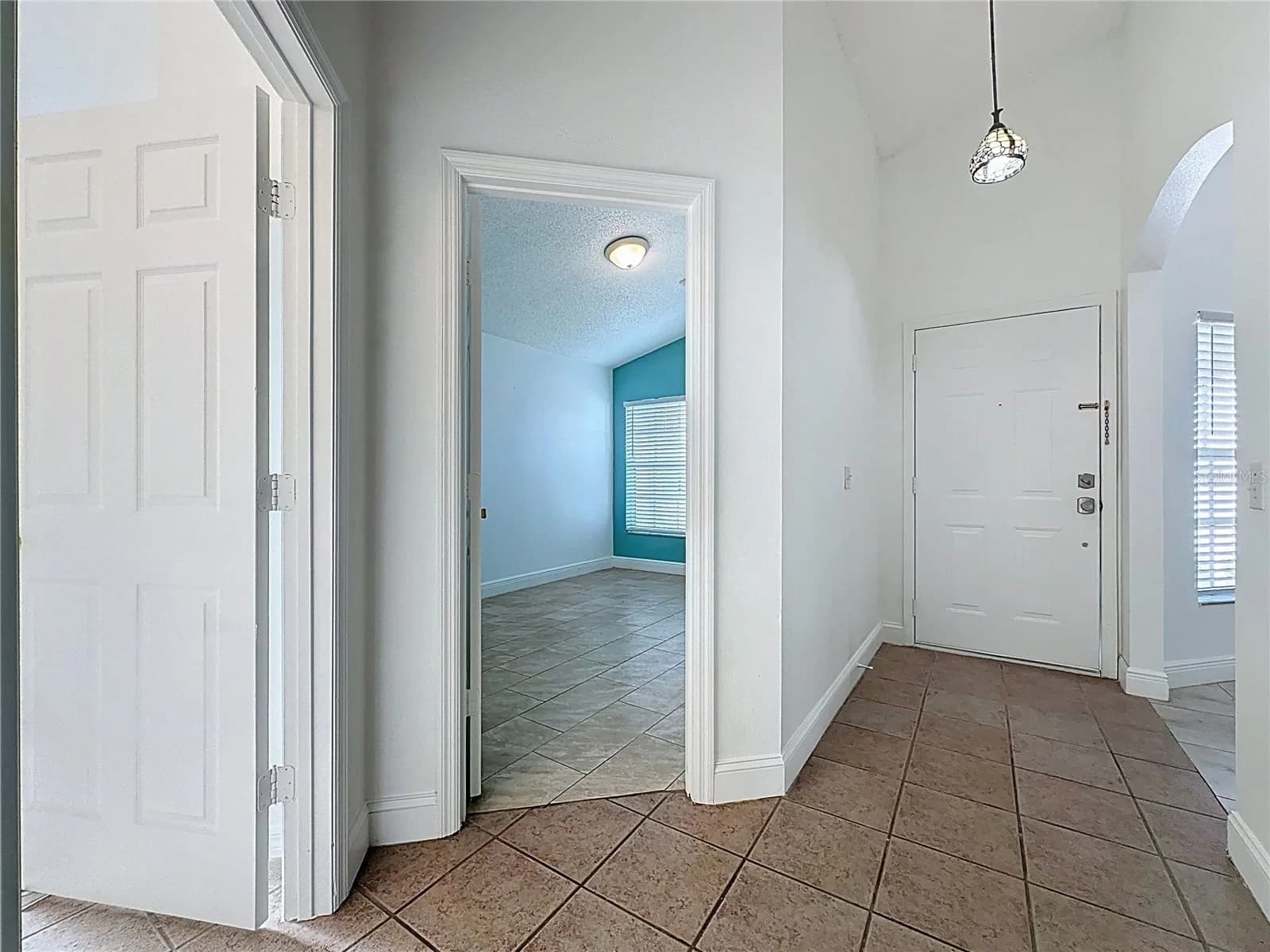 236 QUEEN MARY Drive 5