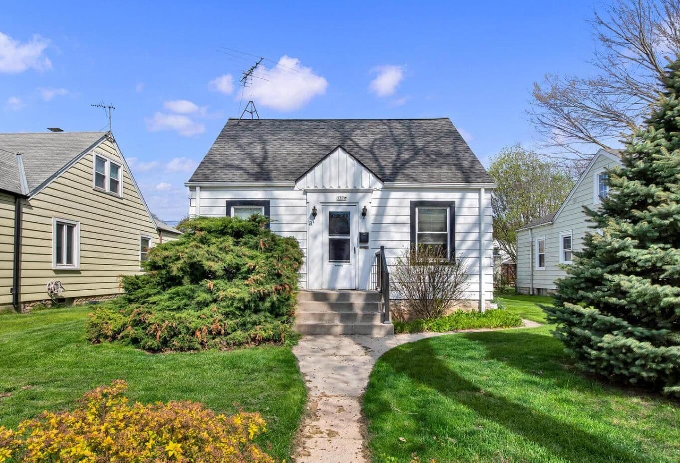 3326 Lenox St, Milwaukee, WI 53207 2