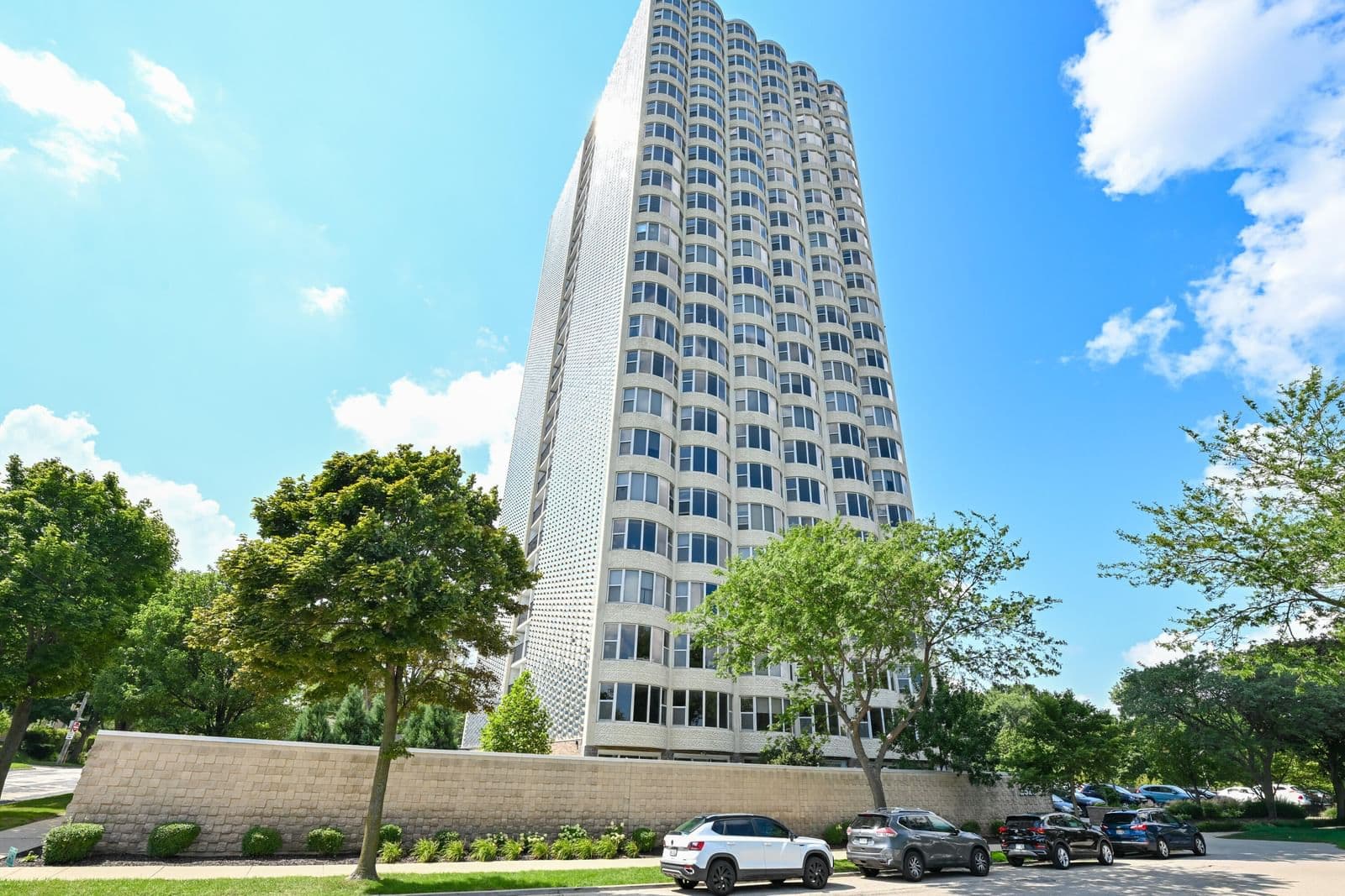 2525 Shore Dr, Milwaukee, WI 53207
