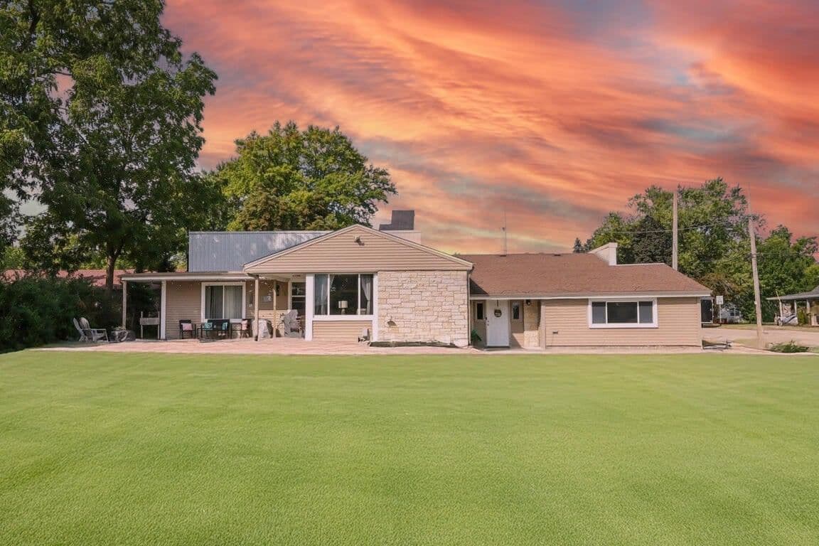 9205 Chicago Rd, Oak Creek, WI 53154