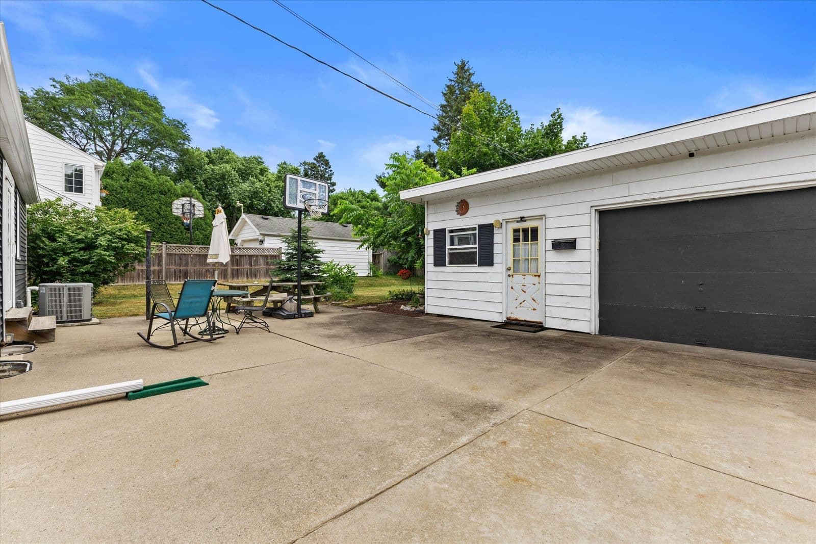 725 Oak St, South Milwaukee, WI 53172 2