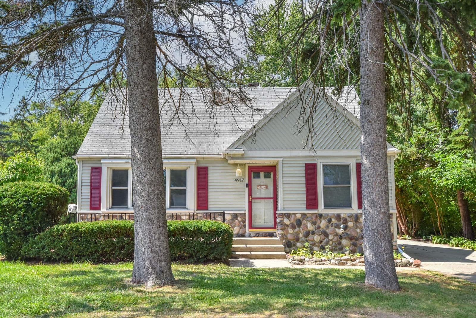 4917 28th St, Greenfield, WI 53221 3
