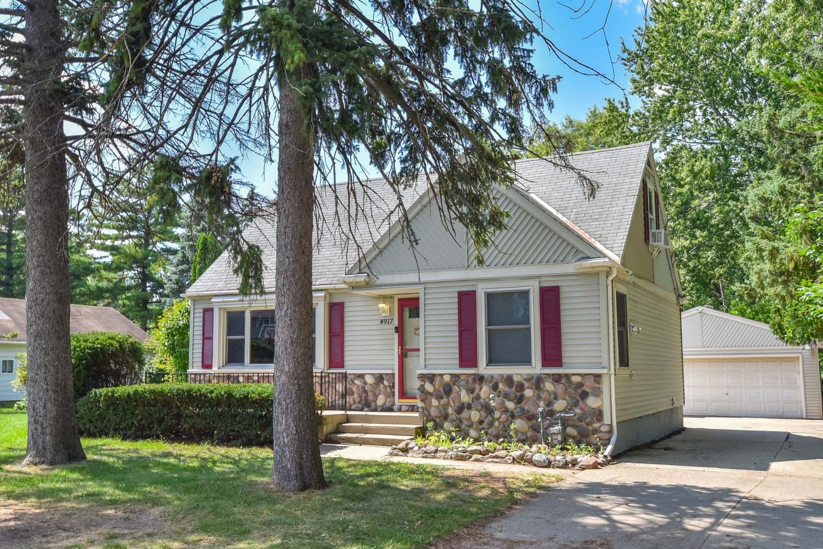 4917 28th St, Greenfield, WI 53221 2