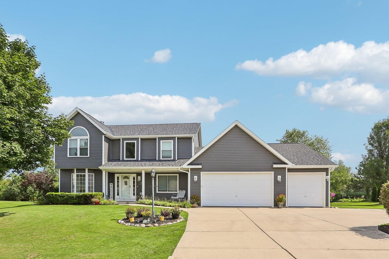10468 George Dr, Oak Creek, WI 53154