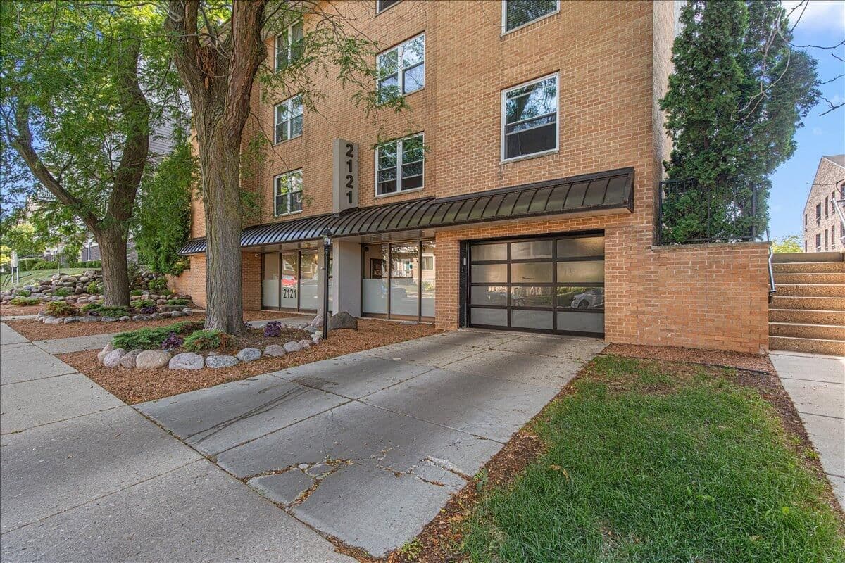2121 Cambridge Ave, Milwaukee, WI 53202 2