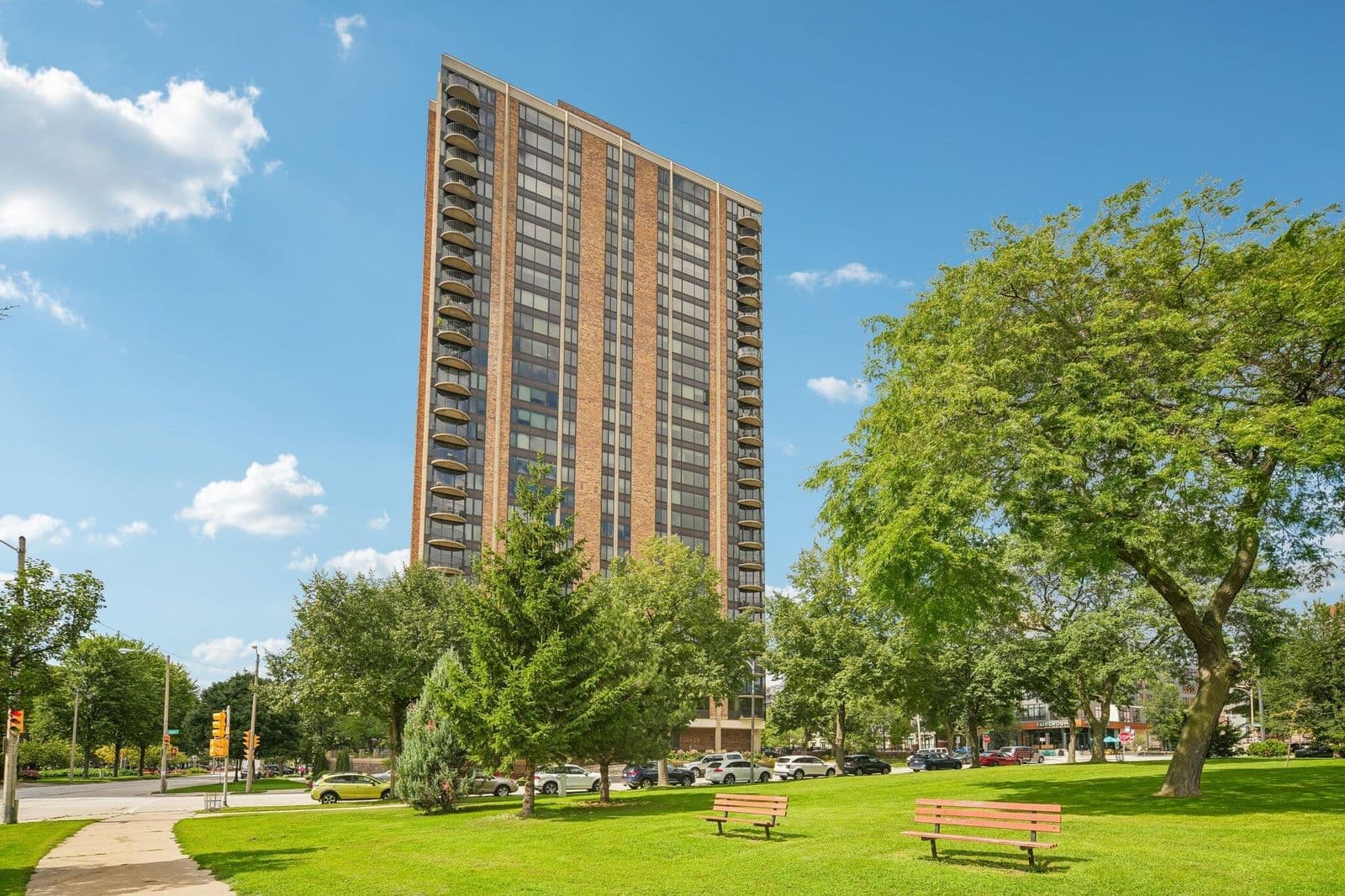 929 Astor St, Milwaukee, WI 53202 2