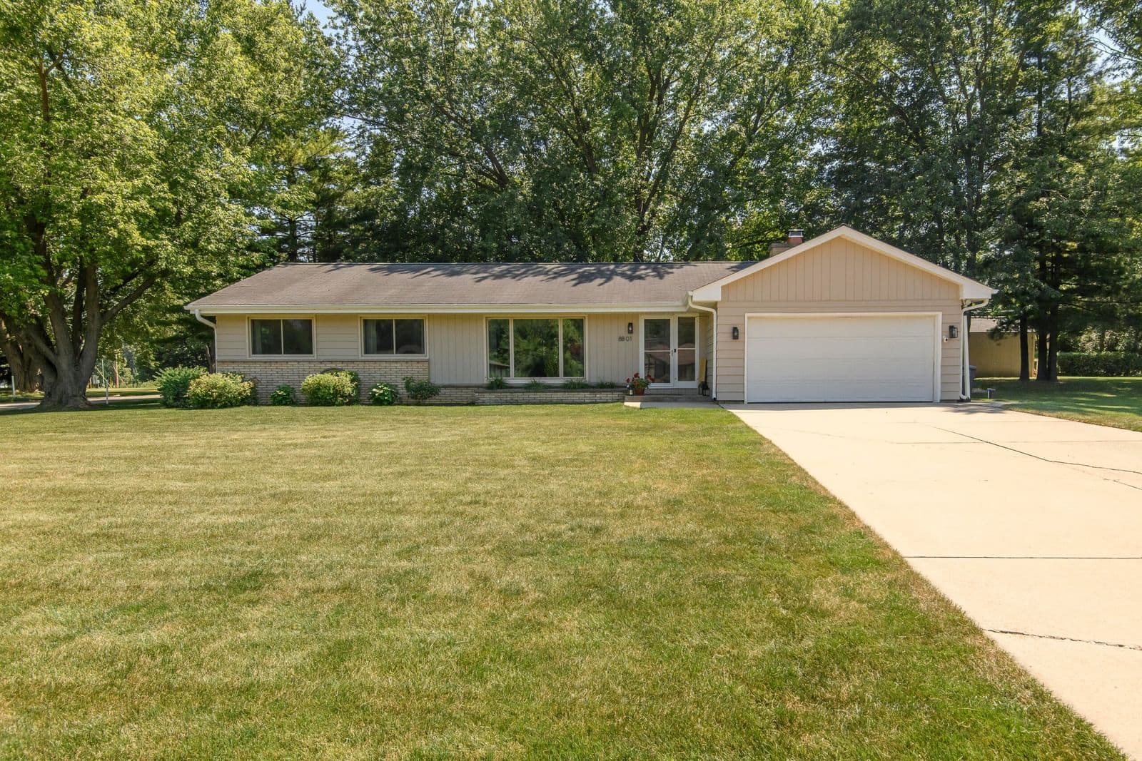 8801 Dosie Ave, Greenfield, WI 53228
