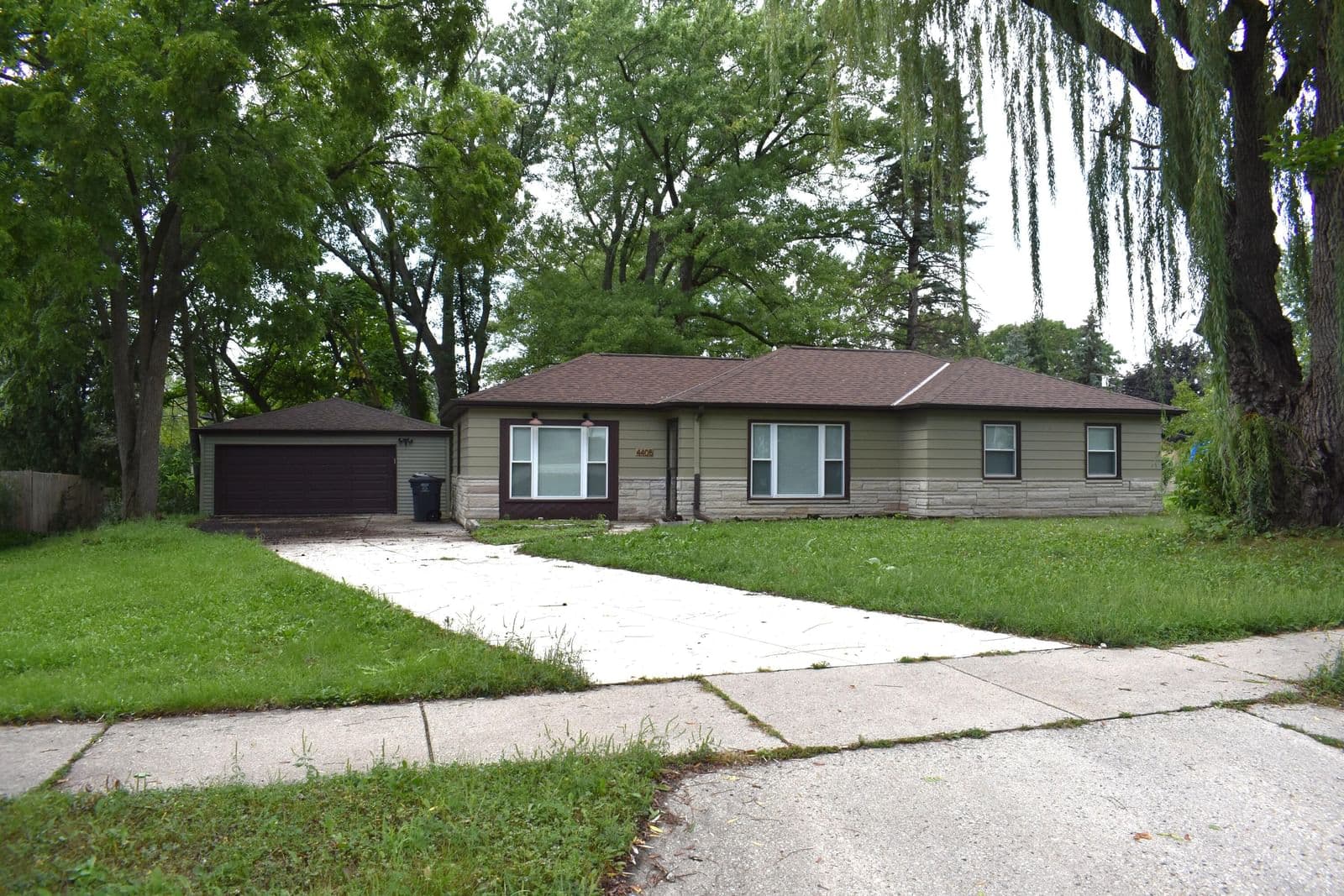 4405 84th St, Greenfield, WI 53228