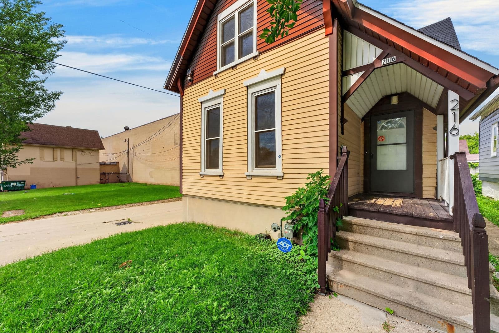 216 Center St, Milwaukee, WI 53212 2