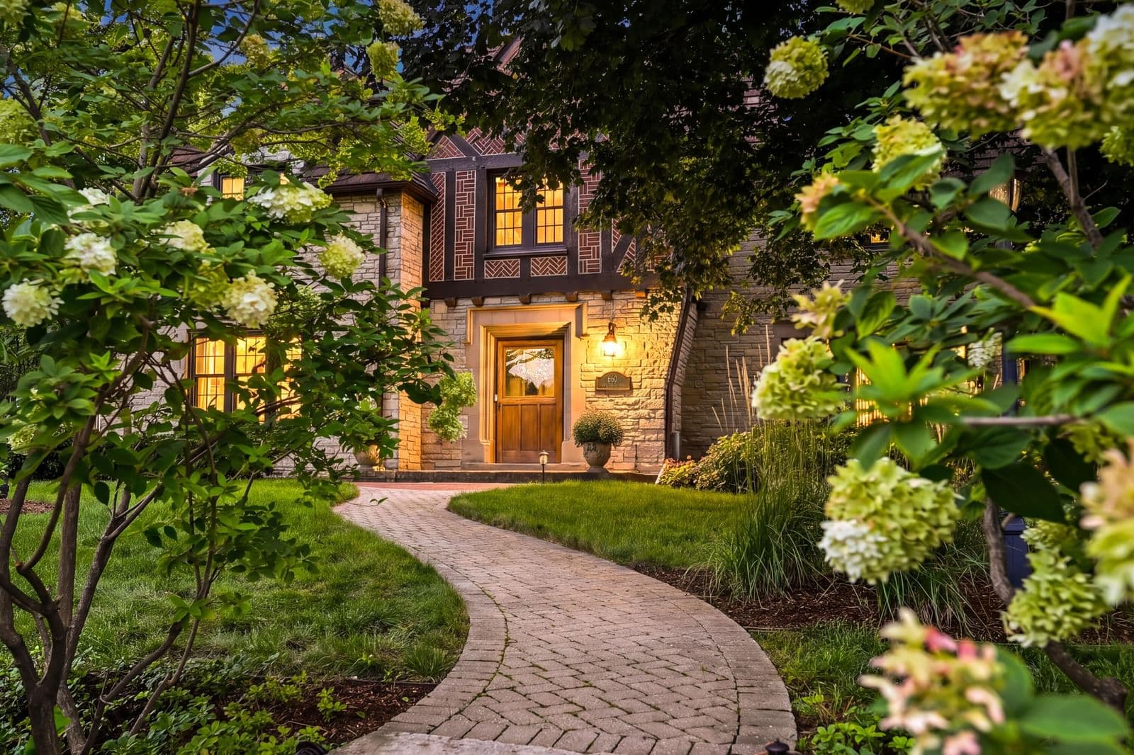 660 Honey Creek Pkwy, Wauwatosa, WI 53213 2
