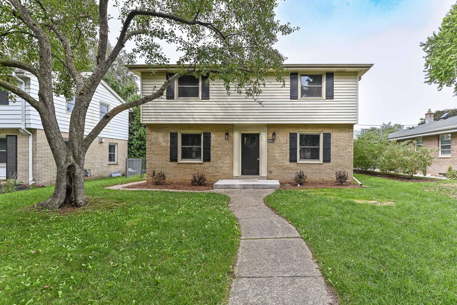 2225 103rd St, Wauwatosa, WI 53226