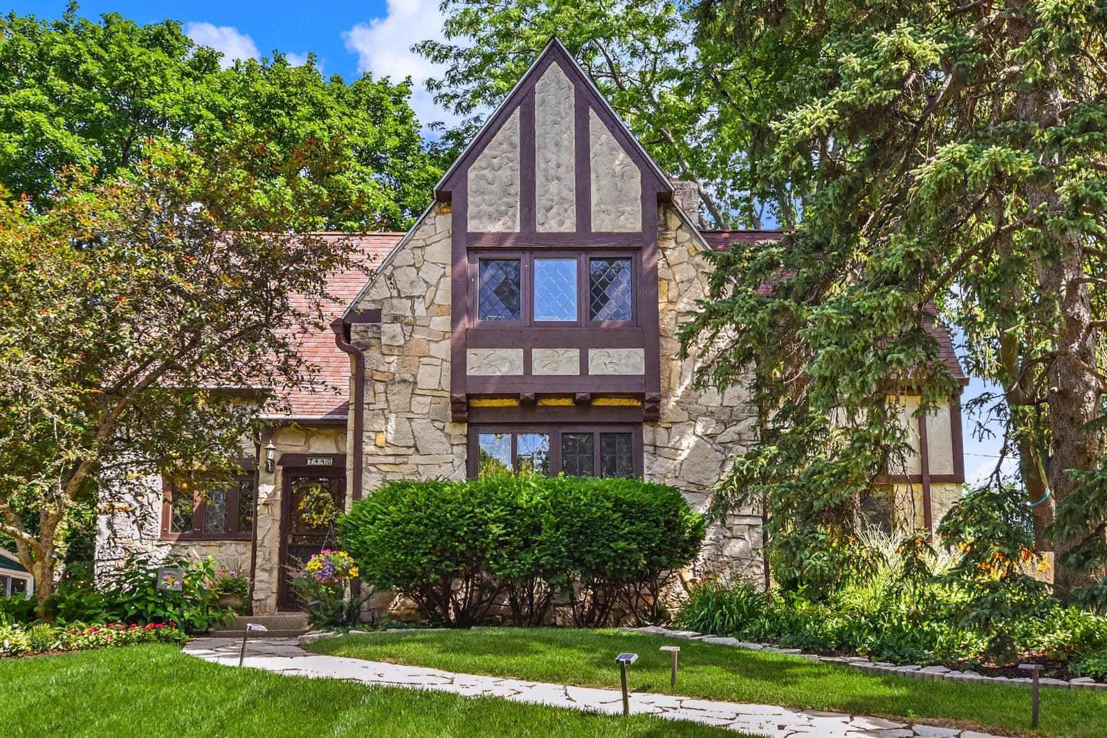 7440 Oakhill Ave, Wauwatosa, WI 53213 2