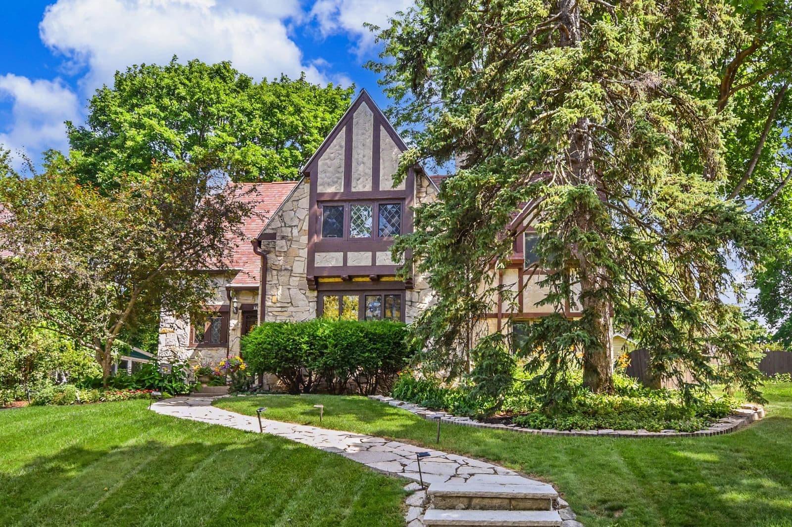 7440 Oakhill Ave, Wauwatosa, WI 53213
