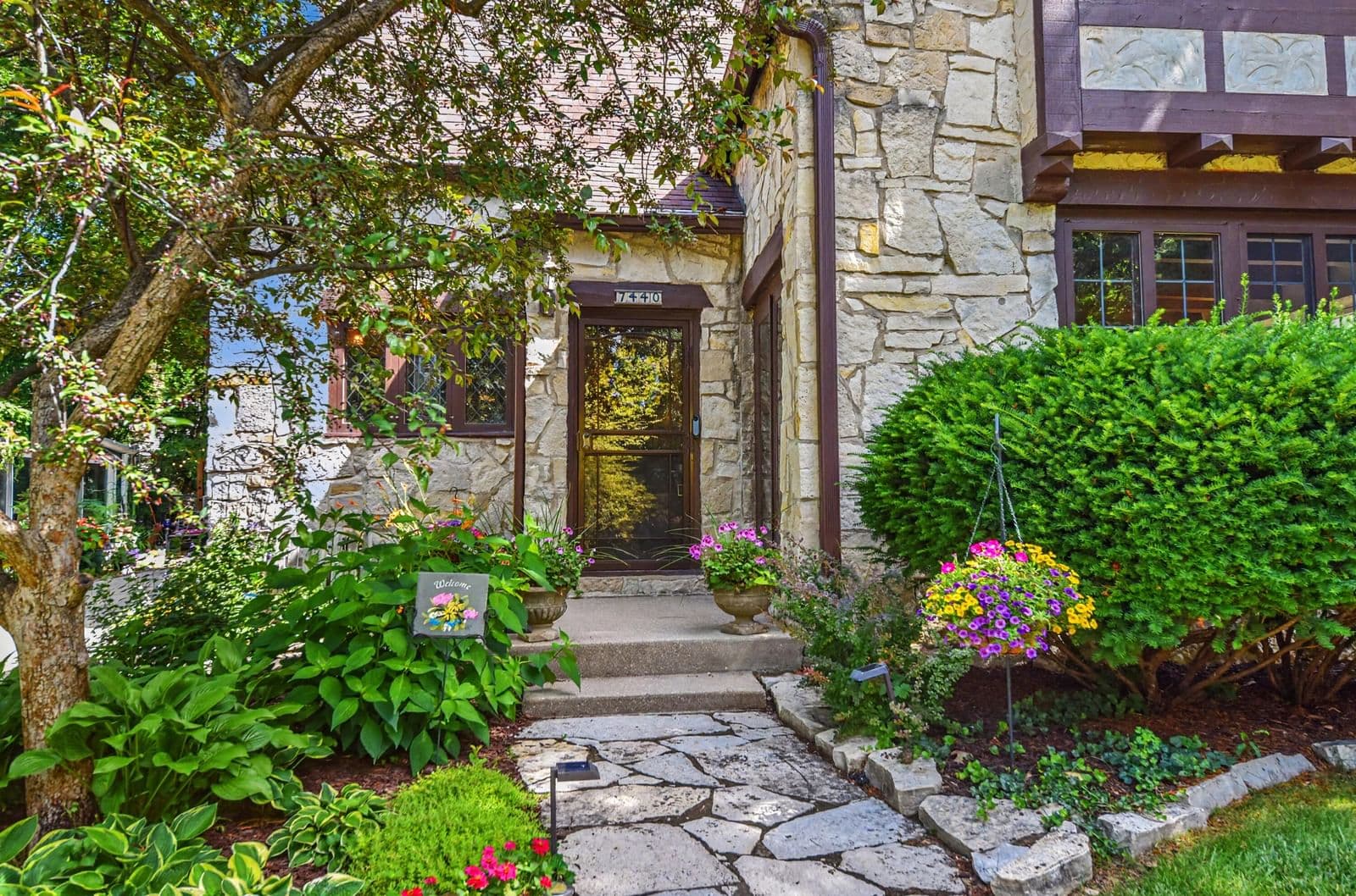 7440 Oakhill Ave, Wauwatosa, WI 53213 3