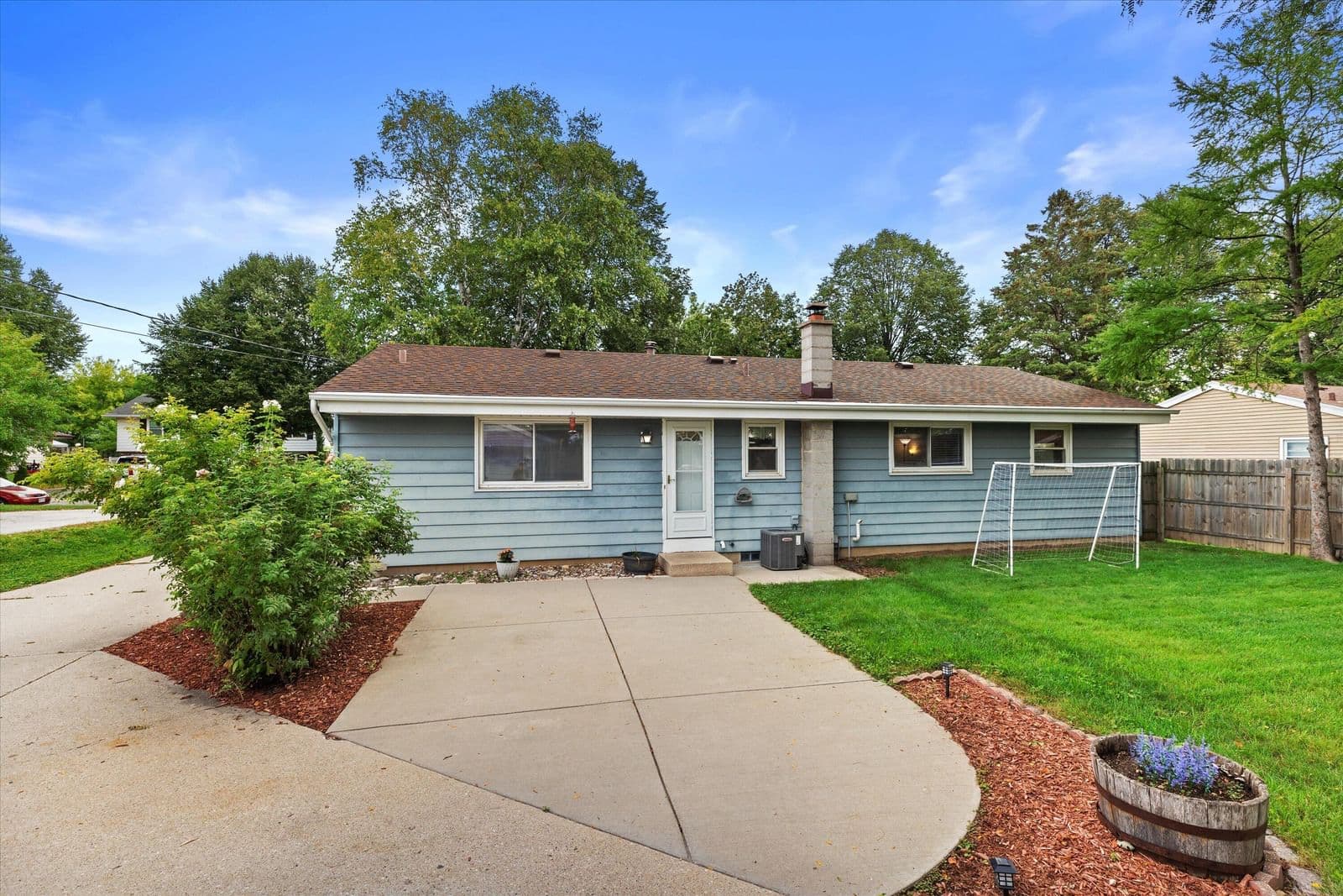10425 Terra Ave, Milwaukee, WI 53224 2