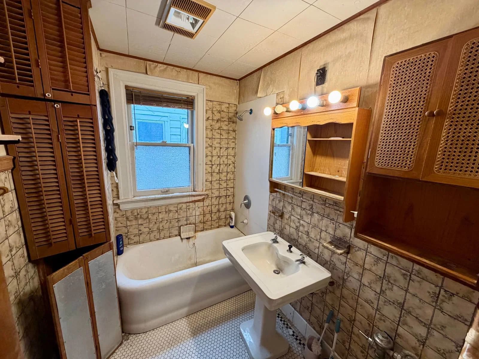 2206 Keefe Ave, Milwaukee, WI 53206 3