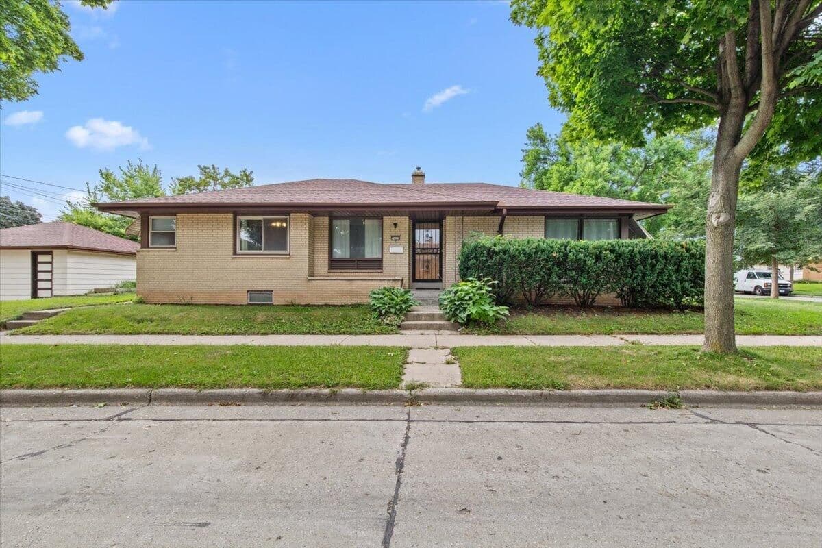 7429 Glendale Ave, Milwaukee, WI 53218