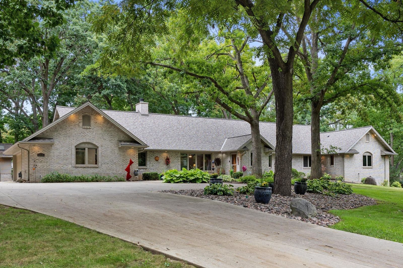 2416 118th St, Wauwatosa, WI 53226