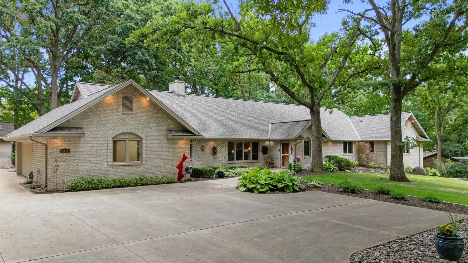2416 118th St, Wauwatosa, WI 53226 2