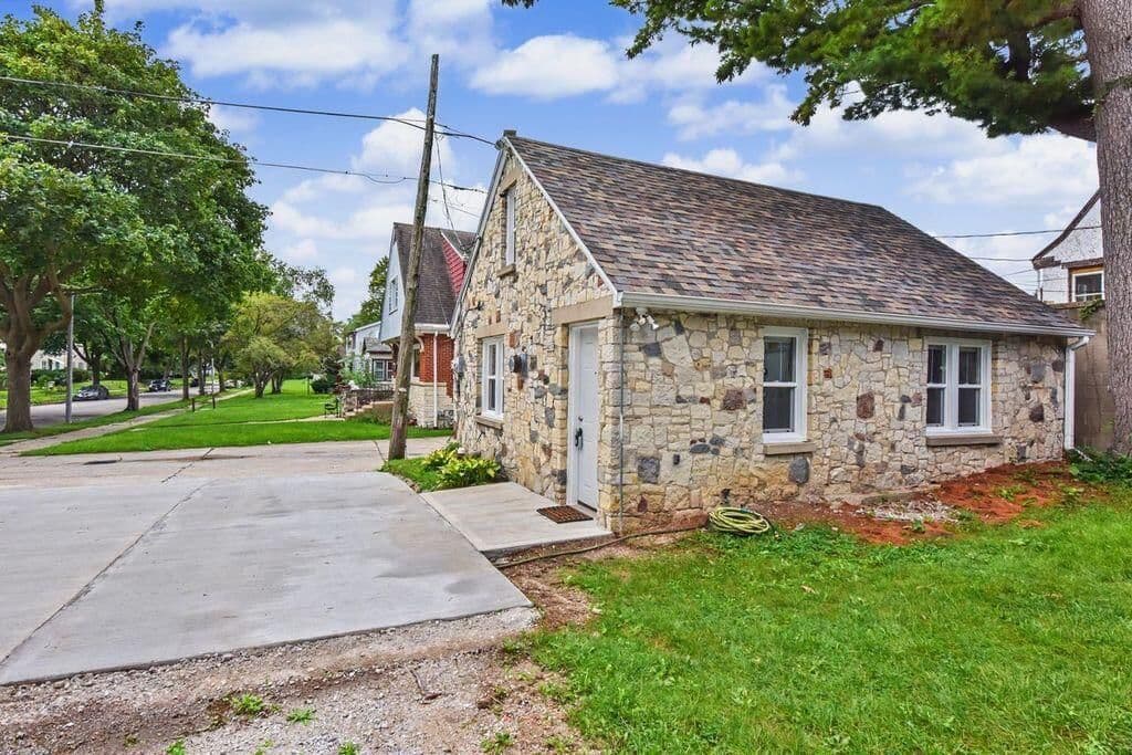 4805 Custer Ave, Milwaukee, WI 53218 2