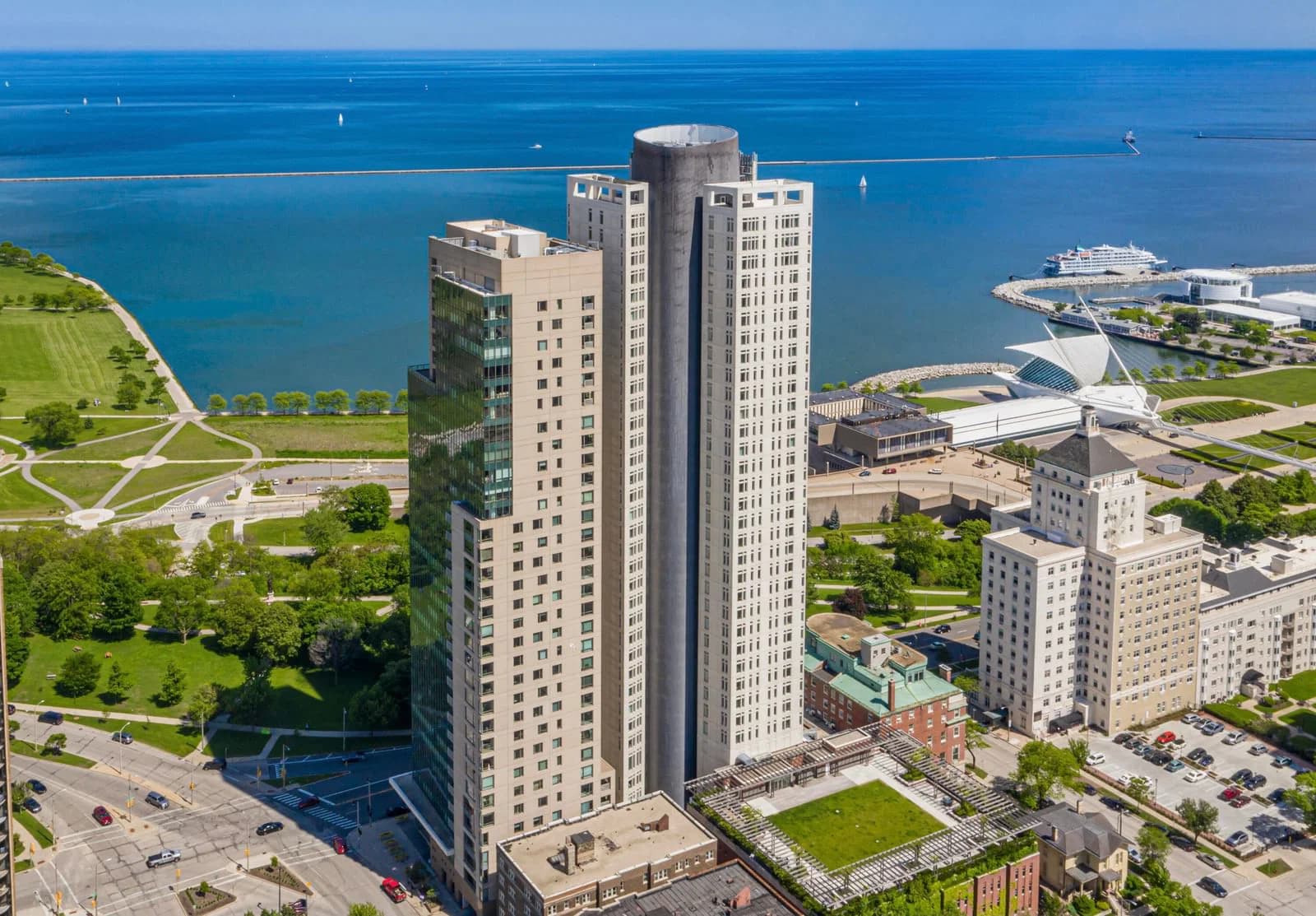 923 Kilbourn Ave, Milwaukee, WI 53202