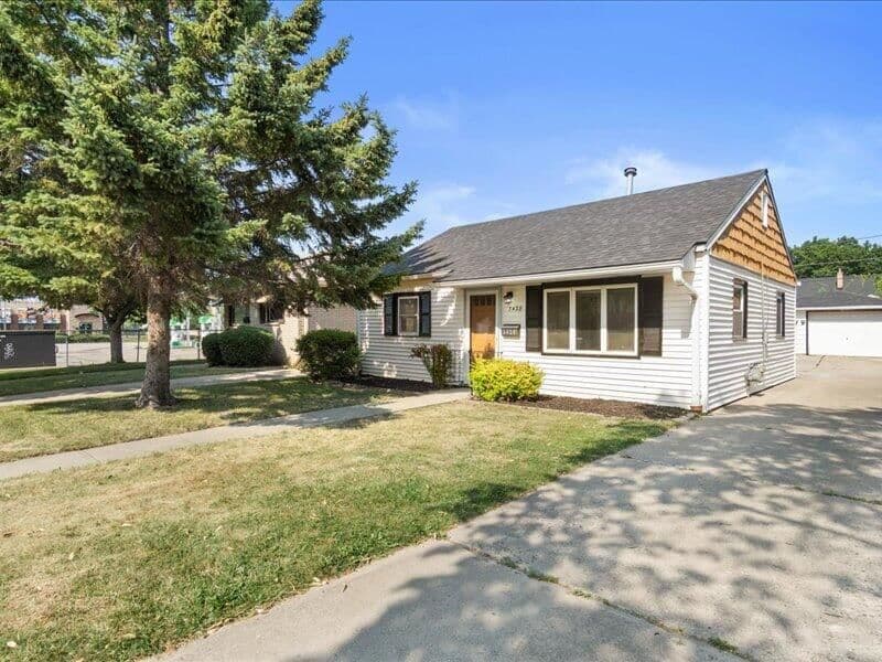 3428 3rd St, Milwaukee, WI 53207 2