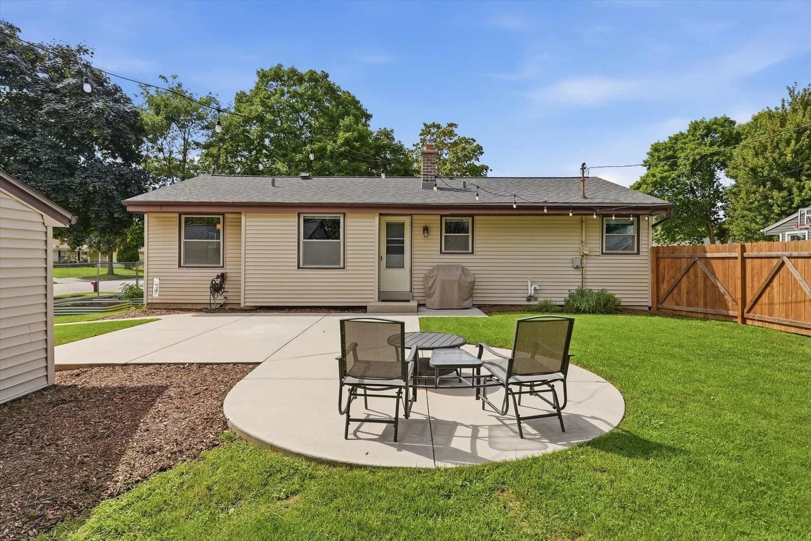 4058 73rd St, Milwaukee, WI 53220 2