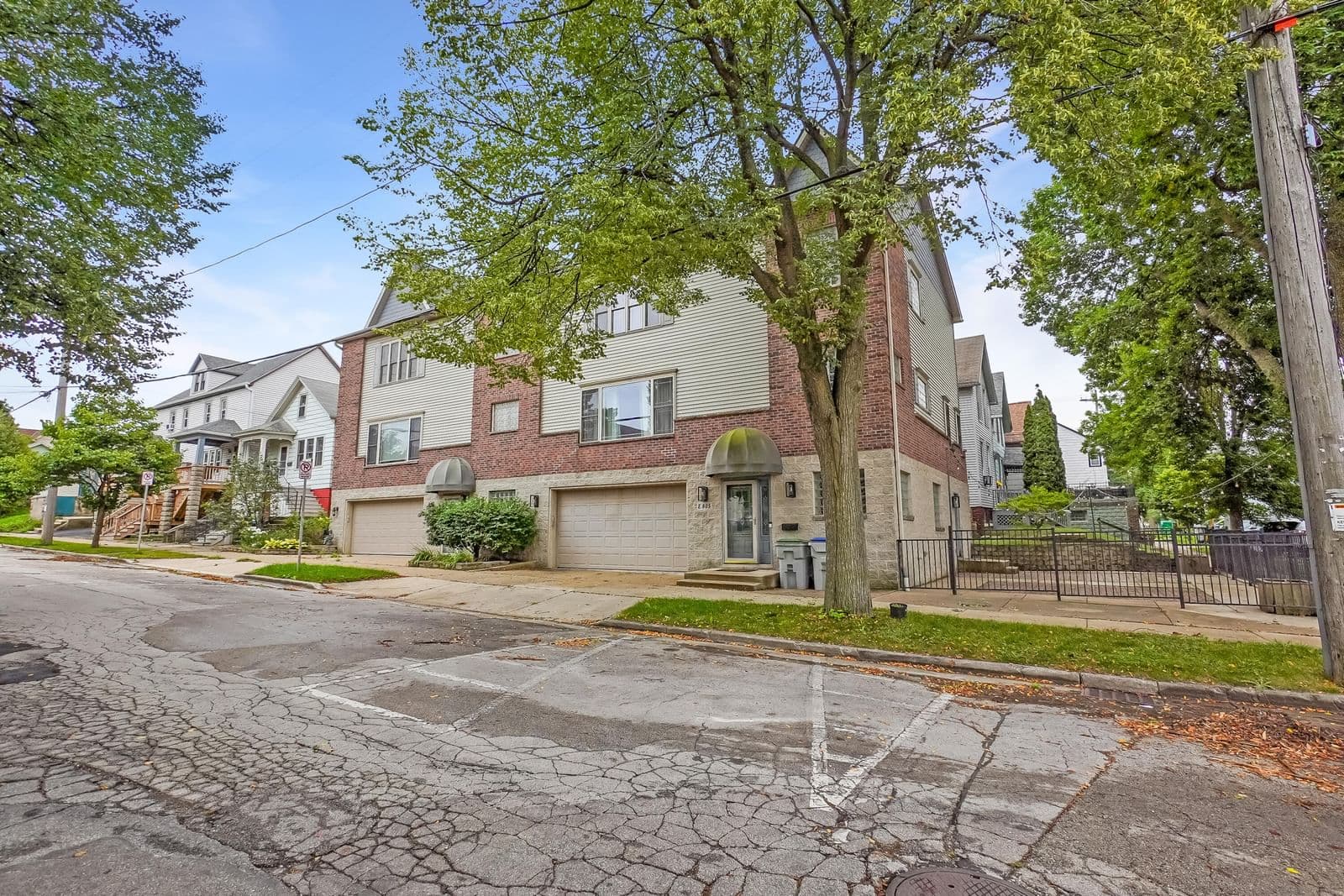 805 Pearson St, Milwaukee, WI 53202 2