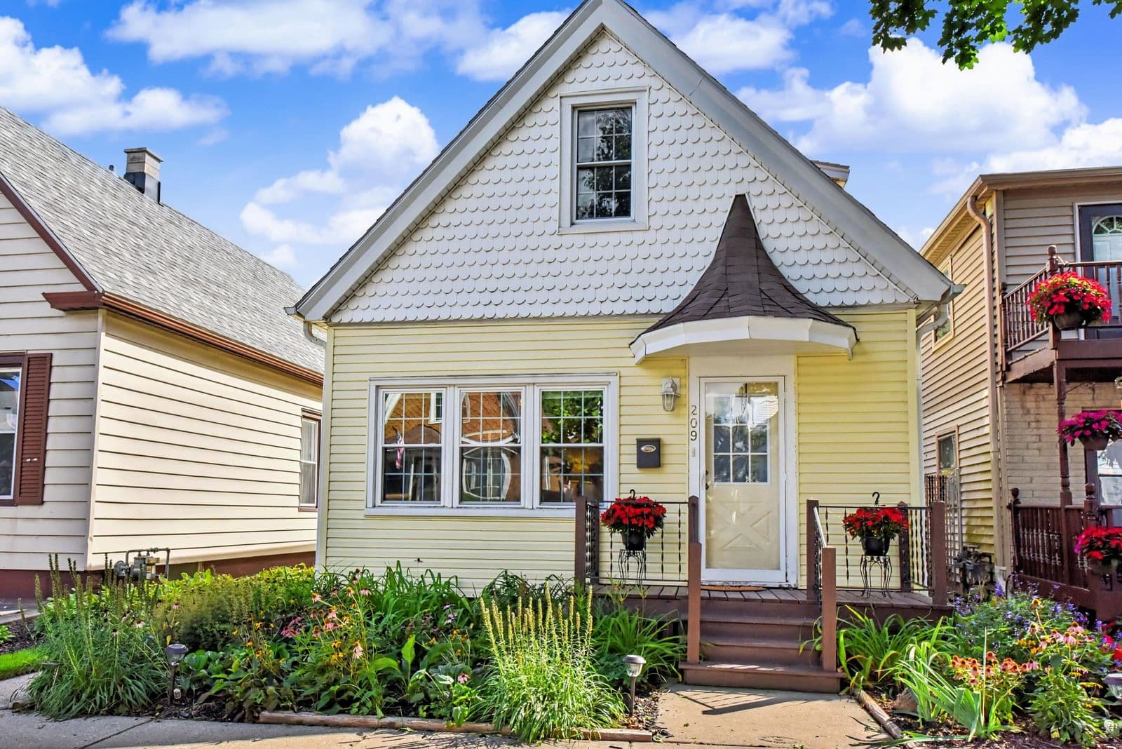 209 Montana St, Milwaukee, WI 53207