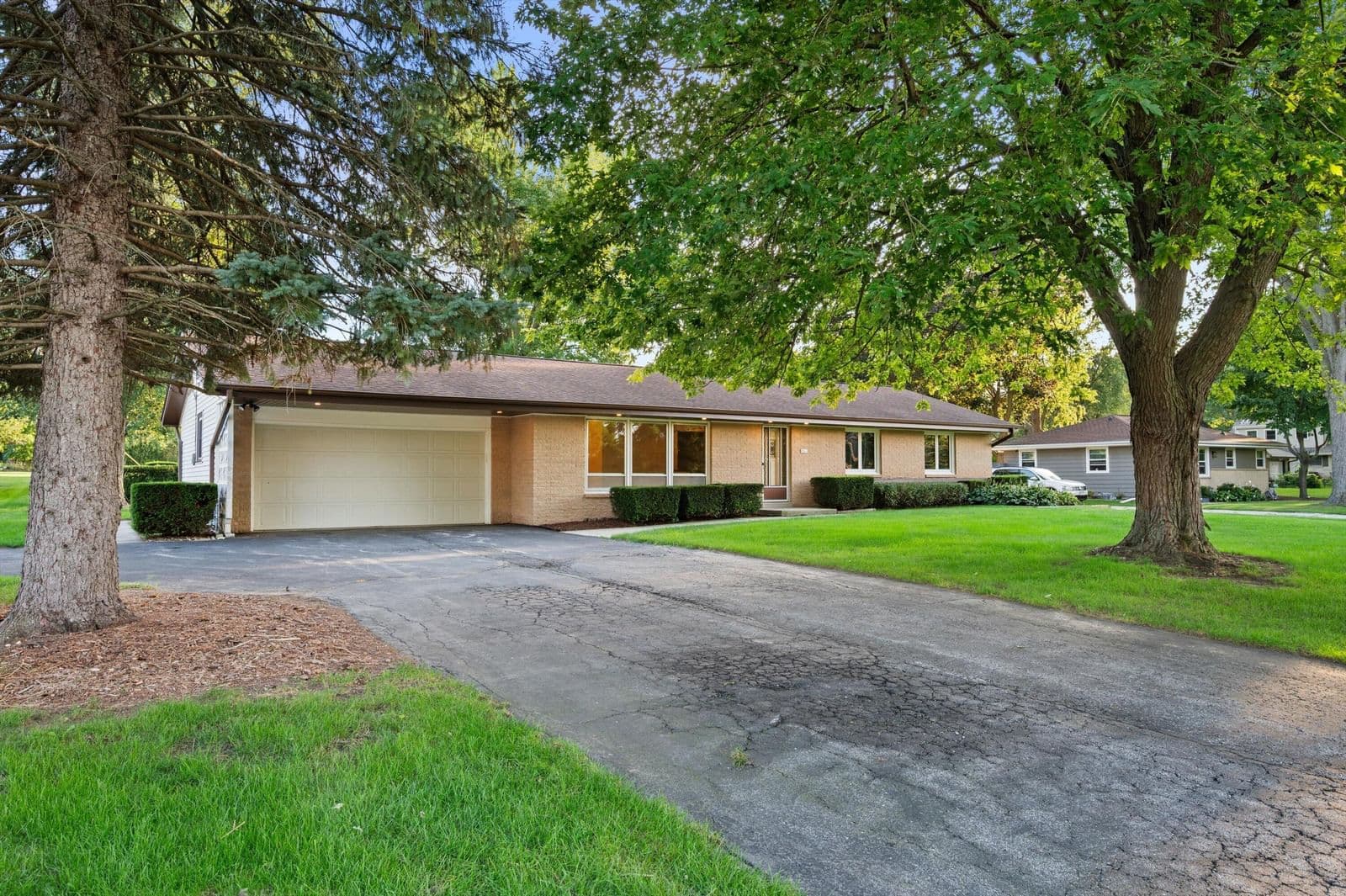 1501 Fitzsimmons Rd, Oak Creek, WI 53154