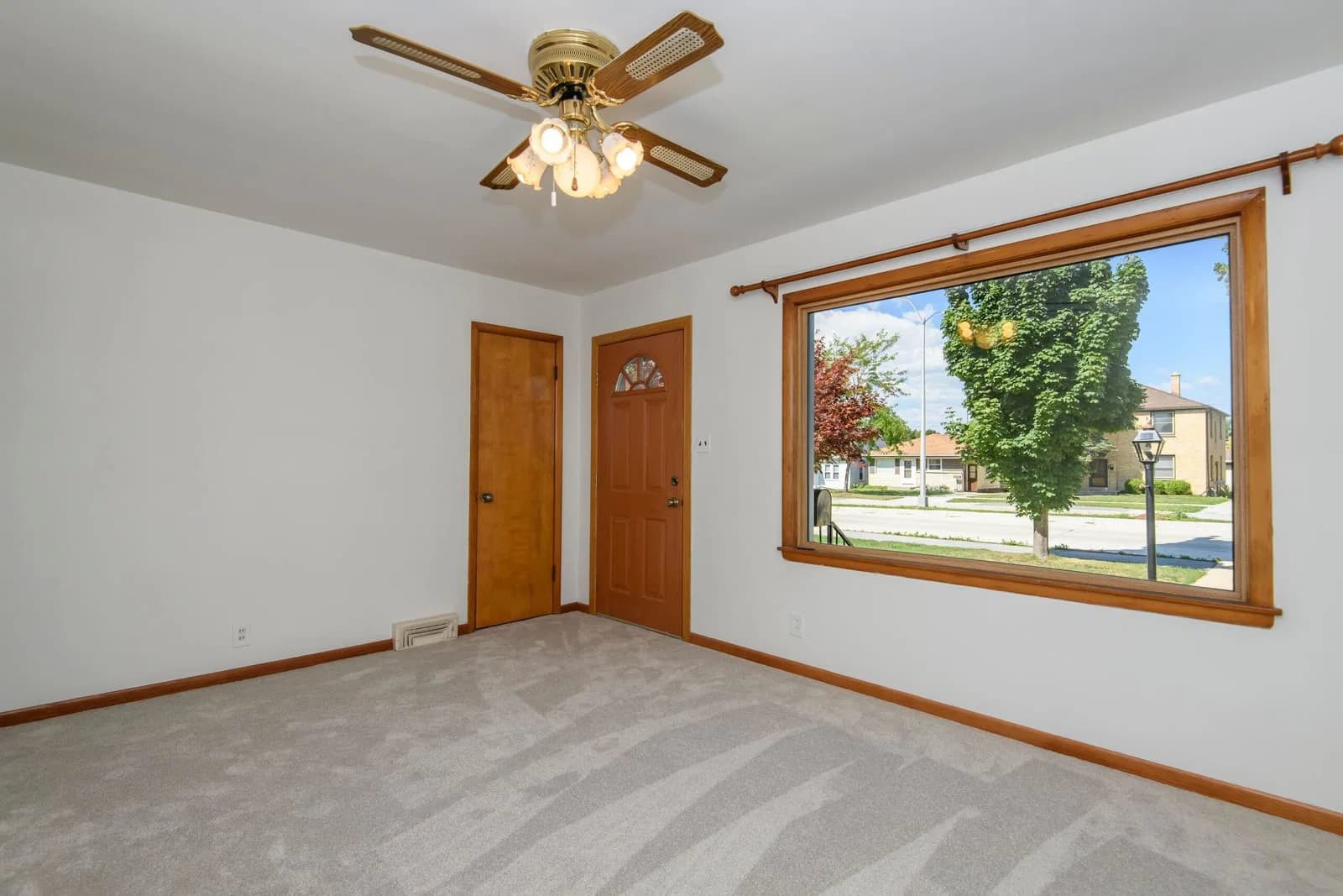 921 Howard Ave 4