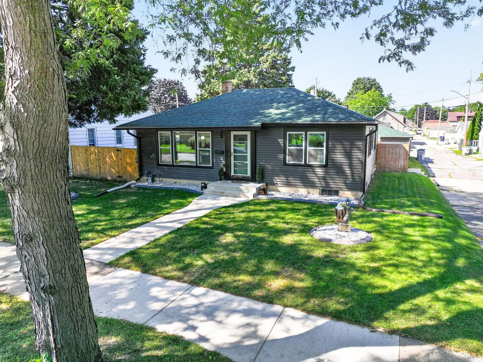 3049 31st St, Milwaukee, WI 53215 2