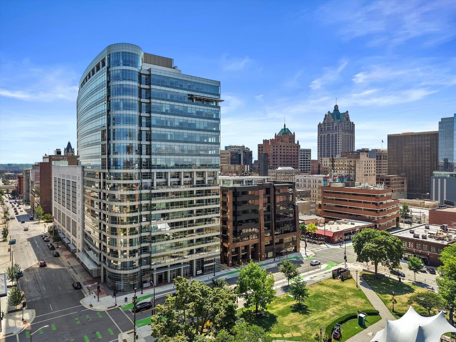 545 Wells St, Milwaukee, WI 53202 2