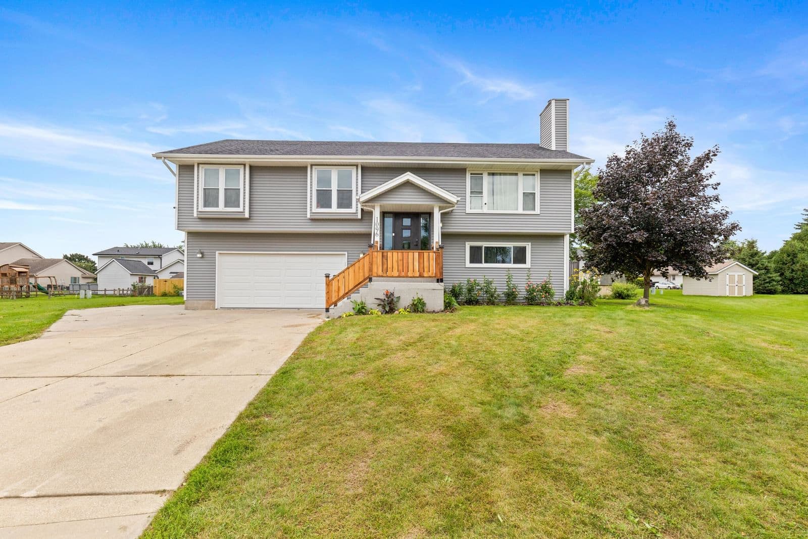 1096 Libby Ct, Oak Creek, WI 53154