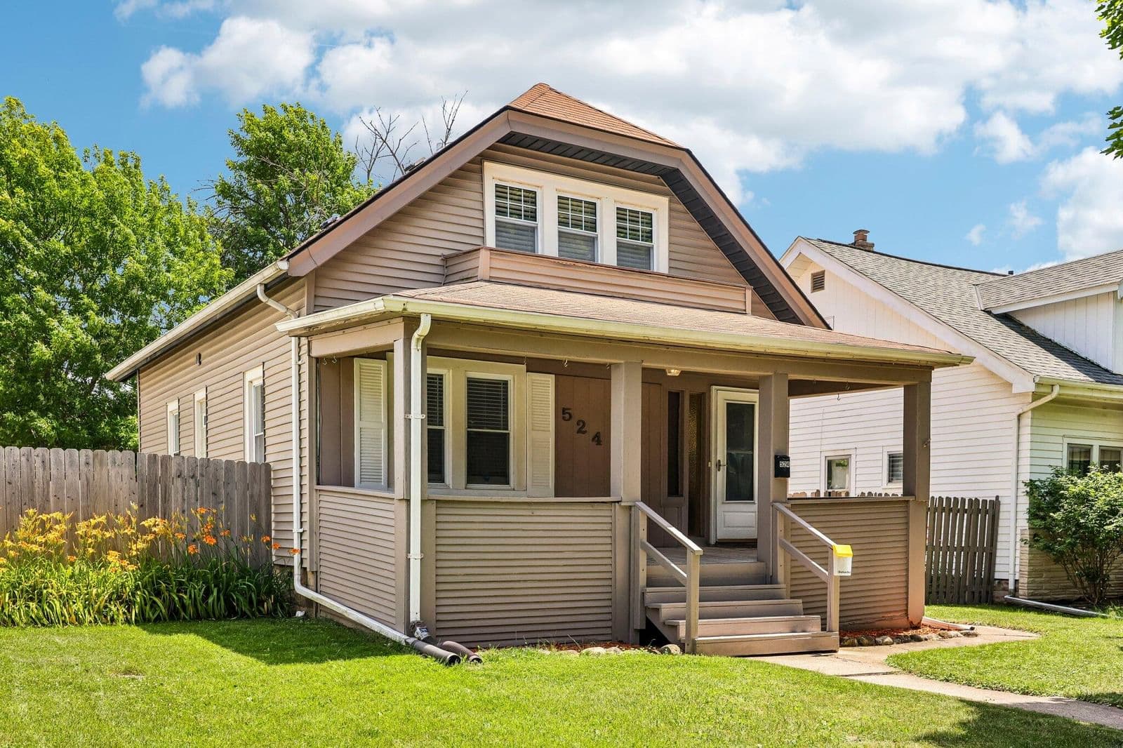 524 Oak Park Ct, Milwaukee, WI 53214 2