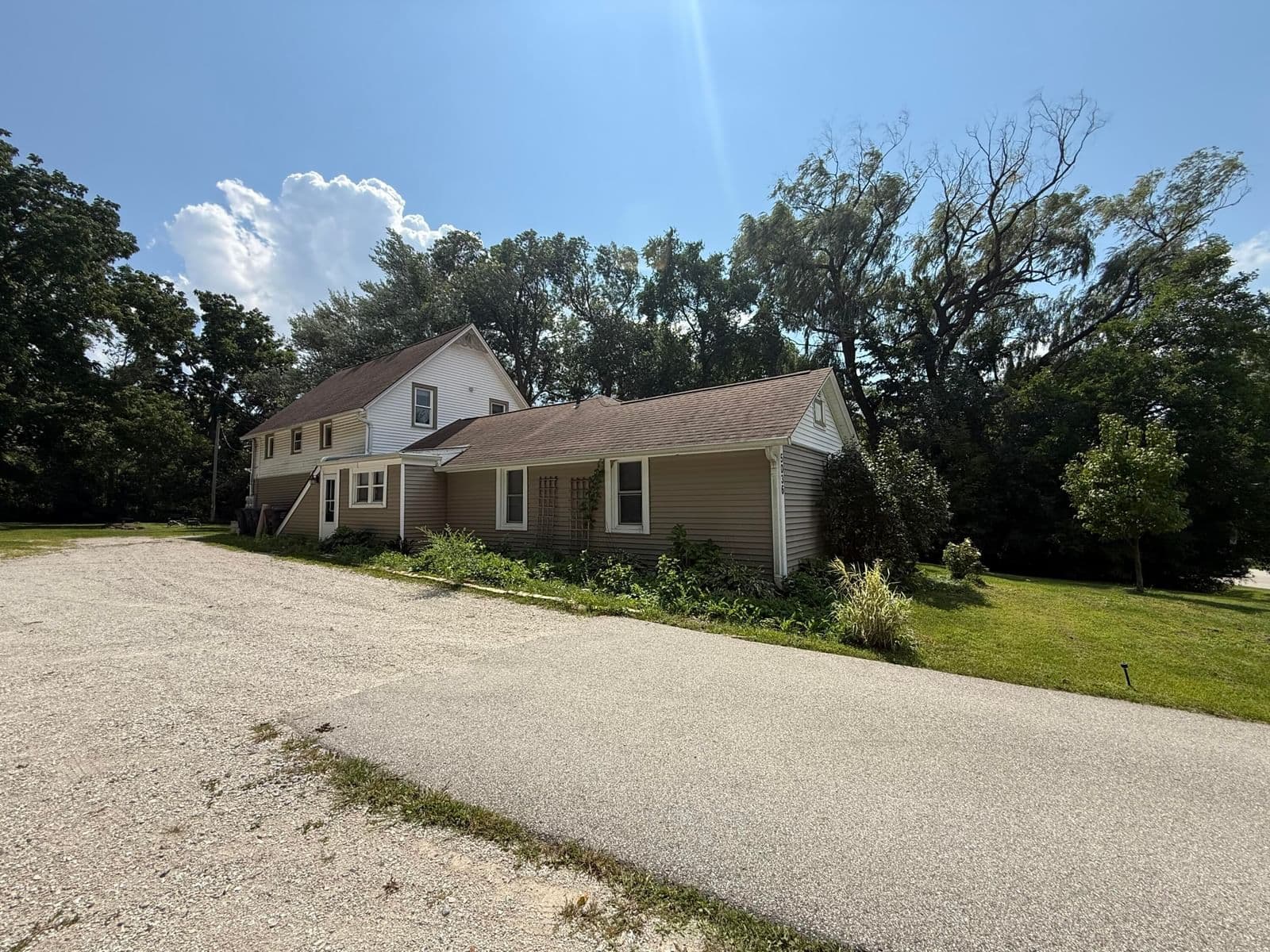5036 92nd St, Greenfield, WI 53228