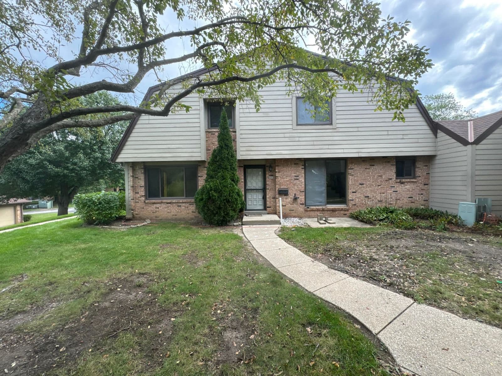 8693 73rd St, Milwaukee, WI 53223