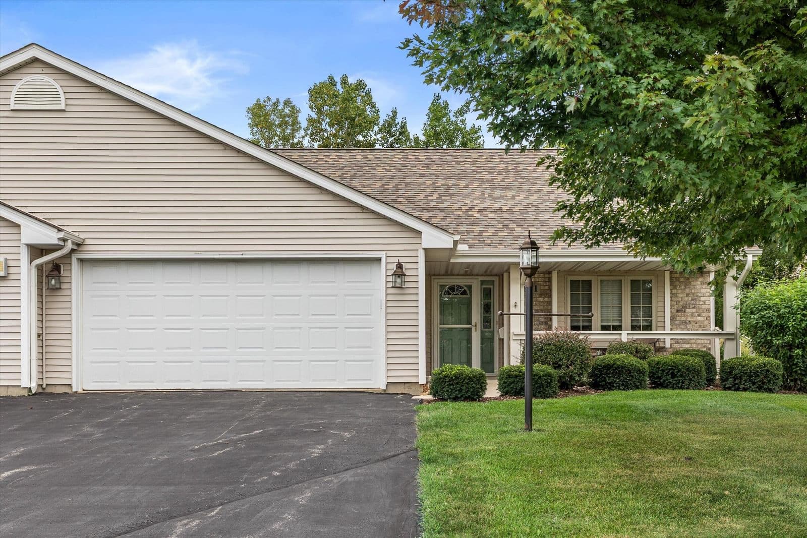 941 York St, Oak Creek, WI 53154