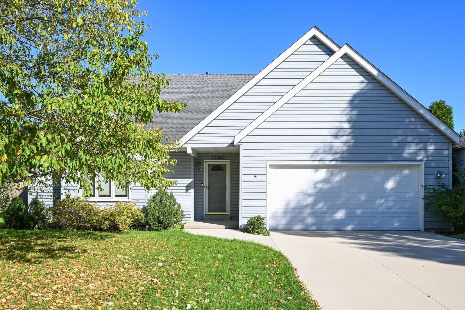 10360 Mockingbird Ln, Oak Creek, WI 53154