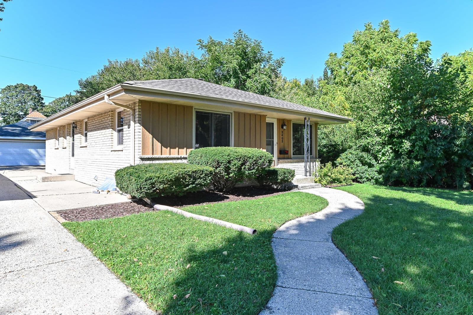 2403 94th St, West Allis, WI 53227