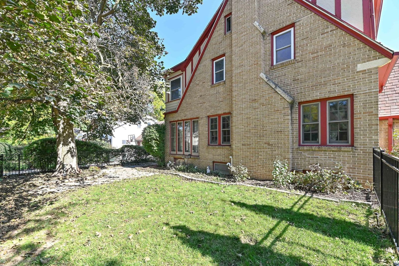 7926 Hillcrest Dr, Wauwatosa, WI 53213 2