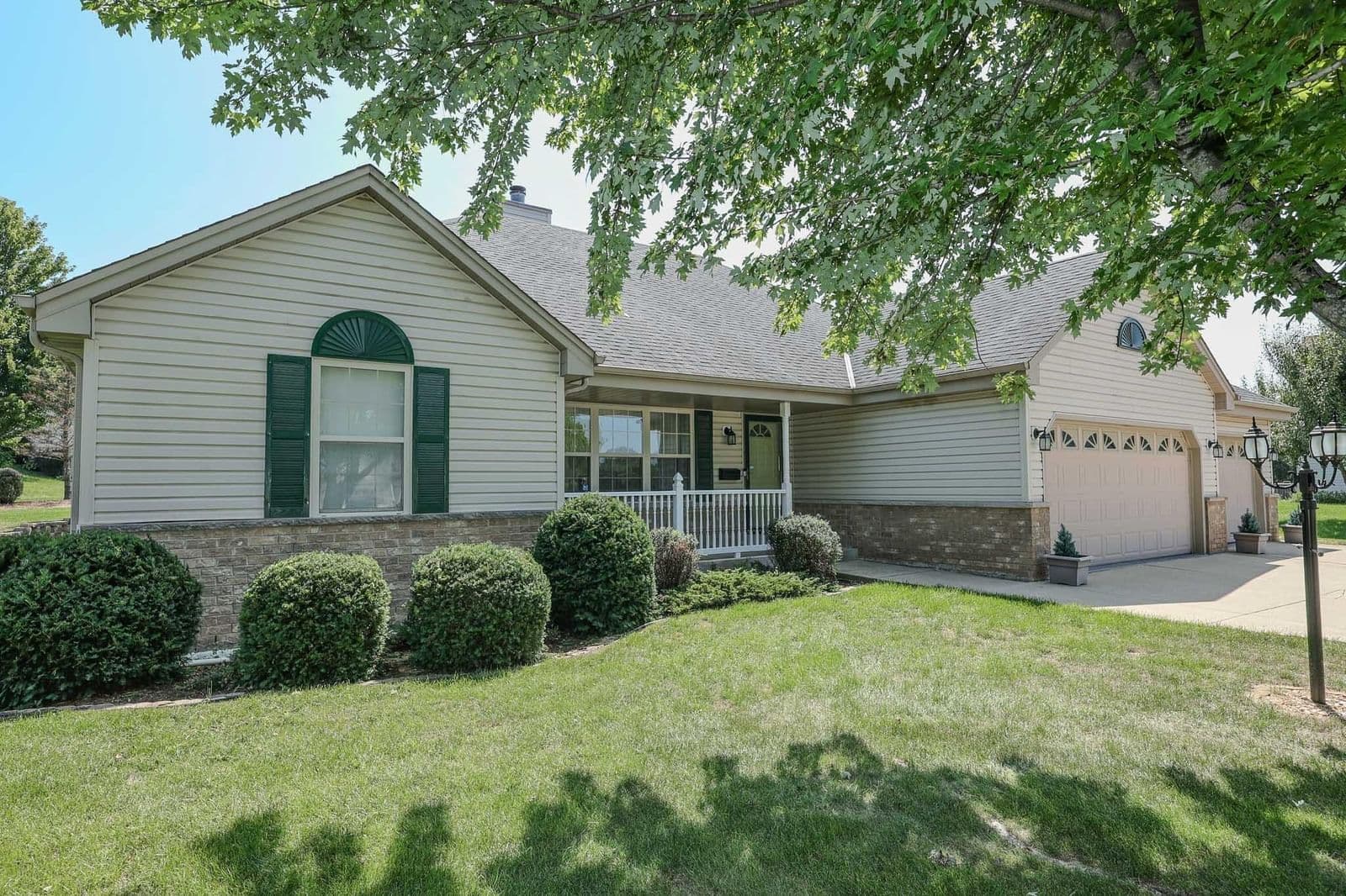 6652 Scenic Ct, Franklin, WI 53132