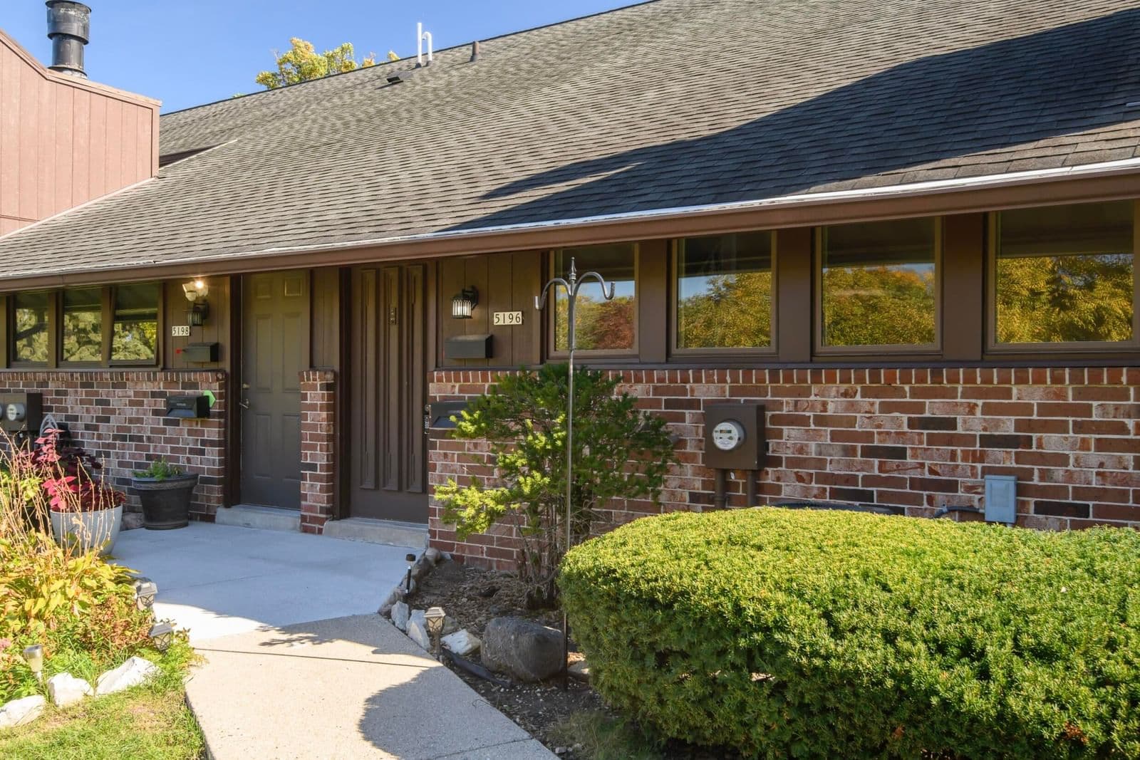 5196 S Woodbridge Ln, Greenfield, WI 53221