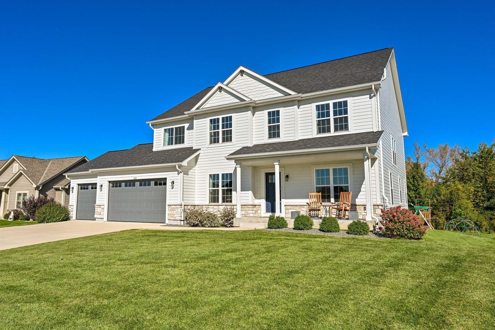 8460 Nighthawk Trl, Oak Creek, WI 53154