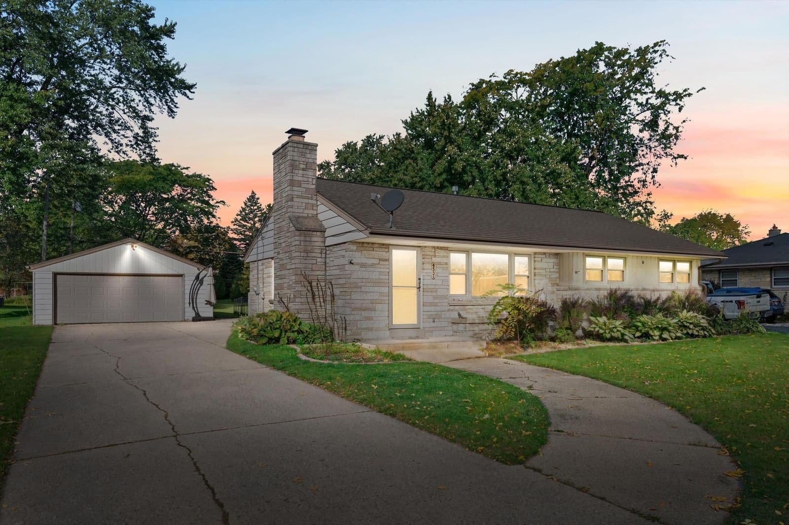 4551 100th St, Wauwatosa, WI 53225 2