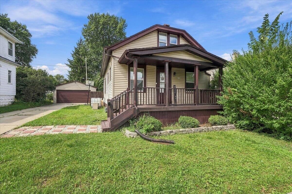 2133 89th St, West Allis, WI 53227