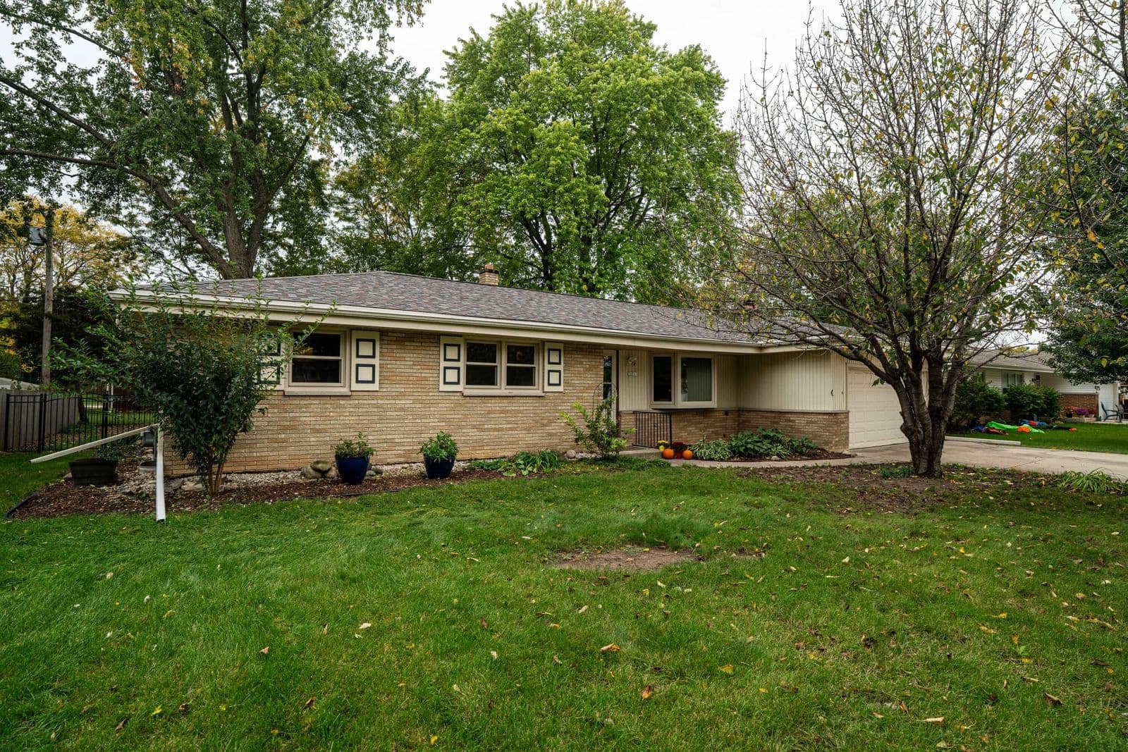 10849 Derby Ave, Wauwatosa, WI 53225 2